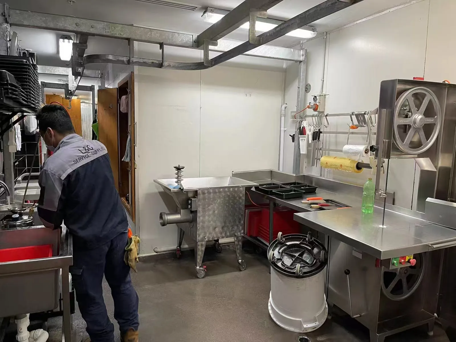 L&C Pest Management 技师在 Campsie 匿名肉店商业厨房进行虫害处理